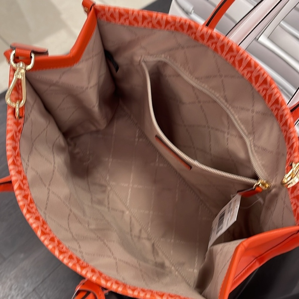 Michael Kors Mirella Medium Ombré Logo Tote Shoulder Bag
Red Clay
NWT - Picture 6 of 16